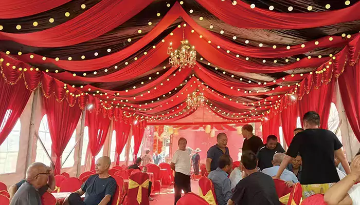 वाइन भोज के लिए पुश-एंड-पुल टेंट बाहरी भोजन अनुभव में क्रांति ला देता है